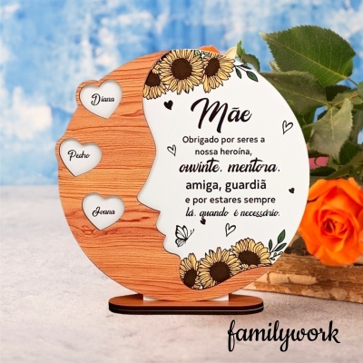 Placa decorativa redonda em madeira com texto dedicado à mãe com girassóis e corações com nomes