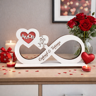 Escultura de madeira branca em forma de infinito com coração vermelho e texto Gabriel & Tatiana e AMOR