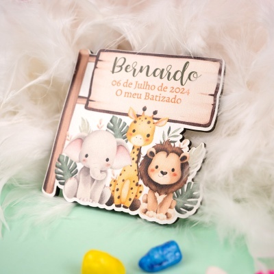 Cartão decorativo com animais e texto para batizado