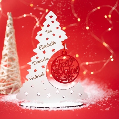 Decoração de Natal branca em forma de árvore com nomes gravados
