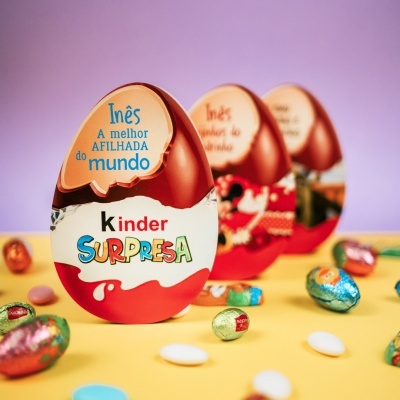 Ovos surpresa Kinder com embalagem colorida e texto personalizado