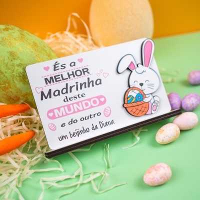 Cartão de papel com coelho e ovos decorativos em fundo verde e laranja