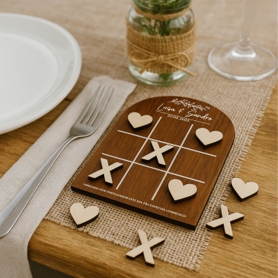 Jogo da velha em madeira decorativo e elementos de mesa