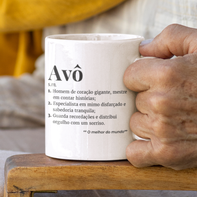 Caneca branca com texto em português sobre Avô e mão segurando a caneca
