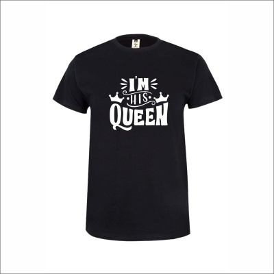Camiseta preta com texto branco IM HIS QUEEN e coroas brancas