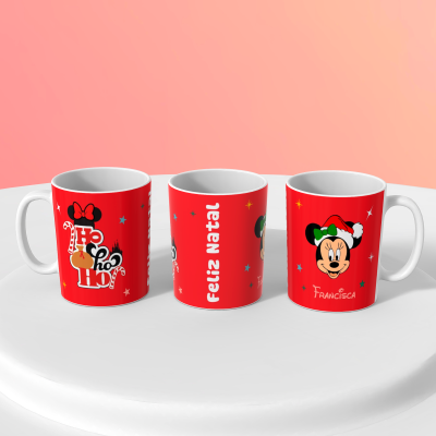 Três canecas vermelhas de cerâmica com desenhos da Minnie e textos a branco em fundo cor-de-rosa.