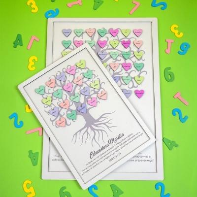 Dois quadros com árvore genealógica e corações coloridos com nomes, fundo verde com números e letras coloridos