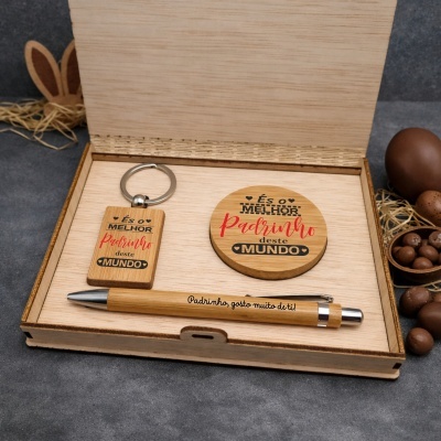 Conjunto de presente para padrinho em madeira clara com inscrições
