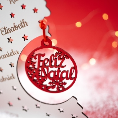 Enfeite de Natal decorativo em madeira com texto Elisabeth e Feliz Natal em fundo vermelho