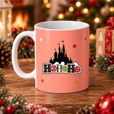Caneca cor-de-rosa com castelo preto e texto HO HO HO decorativo, com decoração natalícia ao fundo