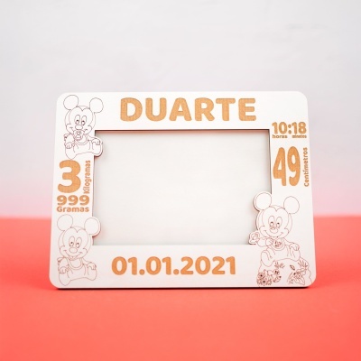 Moldura branca para fotografia com gravuras e texto personalizado