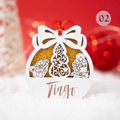 Etiqueta decorativa branca com desenhos dourados e corda vermelha para pendurar