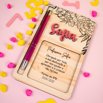 Prancheta de madeira com nome Sofia em relevo e caneta rosa