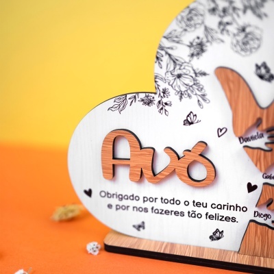 Placa decorativa em forma de nuvem branca com texto e letras em madeira