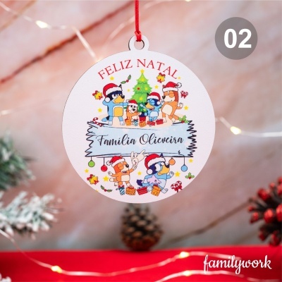 Pendente de Natal redondo branco com personagens animais e texto Feliz Natal e Família Oliveira