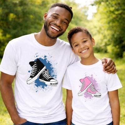 Pai e filha vestidos com t-shirts brancas com estampas de ténis e fundo colorido, sorrindo ao ar livre