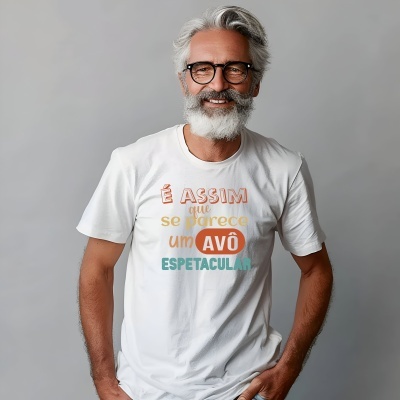 Homem com camiseta branca com texto colorido sobre avô espetacular em fundo cinza