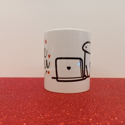 Caneca branca com ilustração simples de cadeira e corações