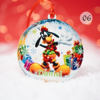Bola de Natal decorada com personagem animado e nome Daniel