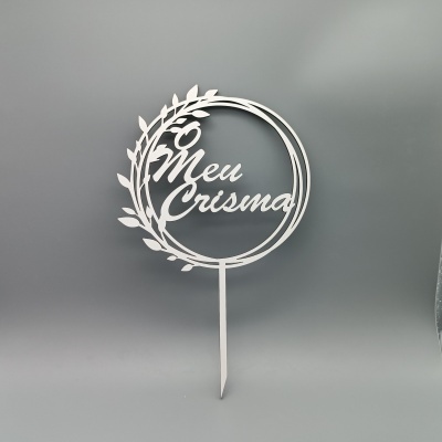 Topo de bolo em acrílico branco com design circular e folhas, texto Ô Meu Crisma