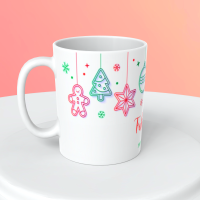 Caneca branca com desenhos natalícios coloridos