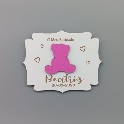 Cartão branco decorativo com texto O Meu Batizado e nome Beatriz, ursinho rosa em relevo