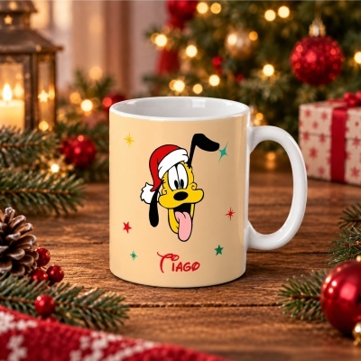 Caneca de cerâmica com desenho do Pluto de Chapéu de Natal em mesa com decoração natalícia