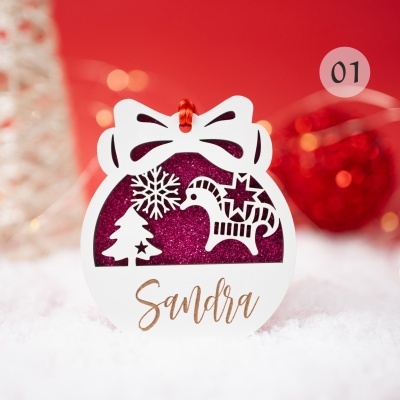 Etiqueta de suspensão branca decorativa com nome Sandra e motivos natalícios em fundo vermelho.