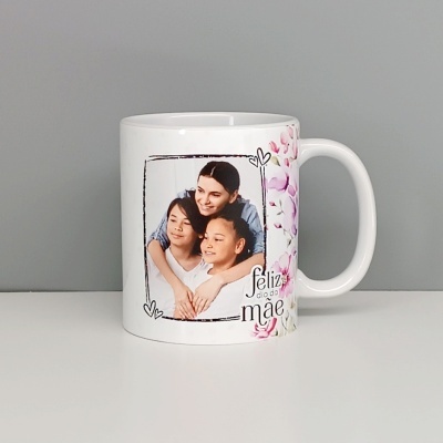 Caneca branca com foto de mãe e filhos e texto feliz dia da mãe e flores rosas