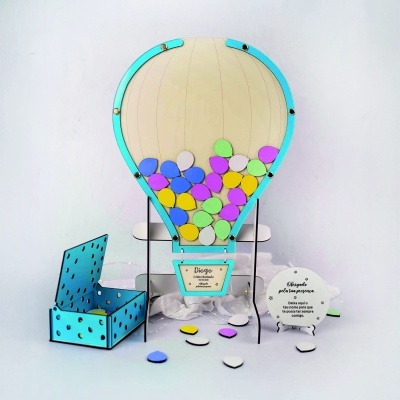 Objeto decorativo de balão de ar quente com peças coloridas e placa com texto em português