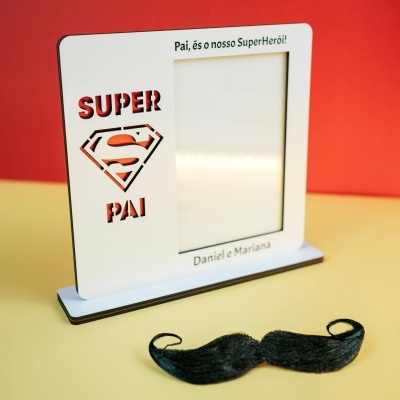 Porta-fotos branco com texto para pai e símbolo do Superman em fundo amarelo com bigode preto