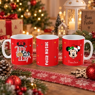 Três canecas vermelhas com motivos de Natal e Minnie.