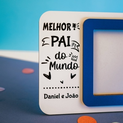 Moldura de madeira branca e azul com texto MELHOR PAI do Mundo e nomes Daniel e João