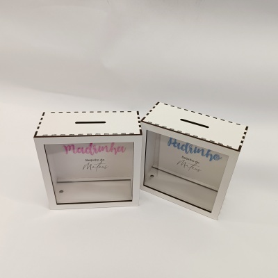 Dois mealheiros de madeira transparentes com texto Madrinha e Padrinho e frase Beijinho do Mateus