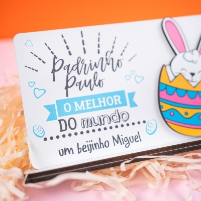 Cartão decorativo para padrinho com ilustração de coelho e ovos coloridos