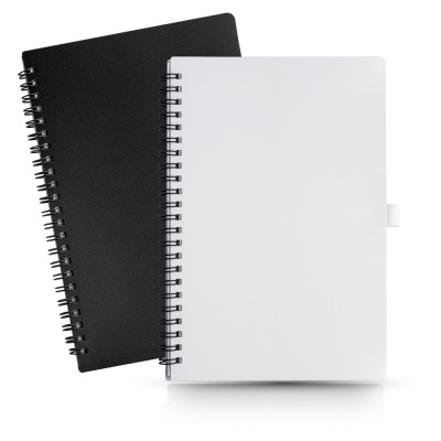 Dois cadernos espiralados com capas preta e branca, cantos arredondados e alça lateral branca no caderno branco.