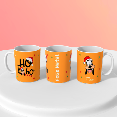 Três canecas de cerâmica com desenho do Pateta de Natal em fundo laranja.
