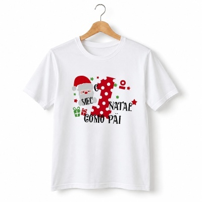 T-shirt branca com estampado natalício e texto em português.