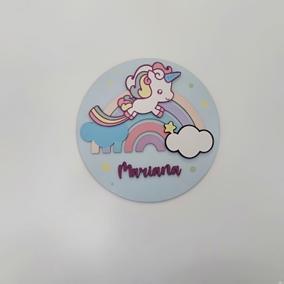 Painel decorativo com unicórnio, arco-íris e o nome Mariana