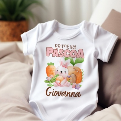 Body branco para bebé com design de Páscoa e texto personalizado Giovanna