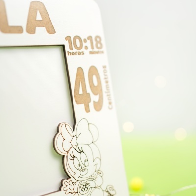 Régua de crescimento em madeira branca com personagens cartoon e texto gravado