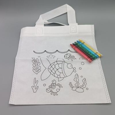 Bolsa de tecido branca com desenhos para colorir e cinco lápis de cor.