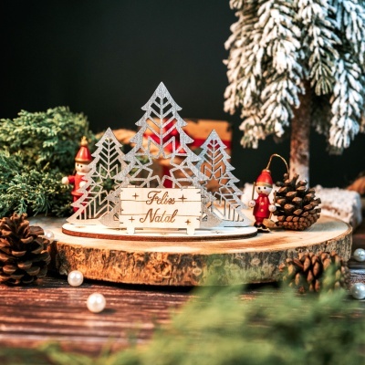 Decoração de Natal em madeira com árvores recortadas e placa de madeira com inscrição Felizes Natal