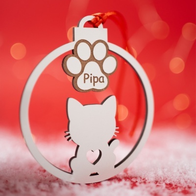 Acessório decorativo branco em forma de gato com pata de cachorro e corda vermelha