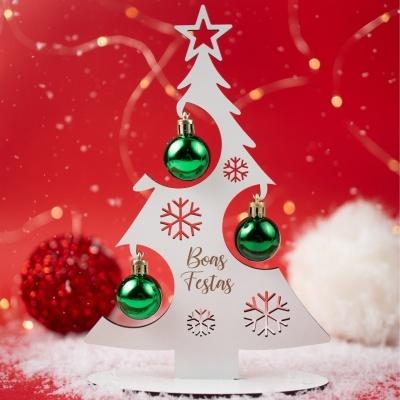Árvore de Natal branca decorativa com bolas verdes e texto Boas Festas num fundo vermelho com neve