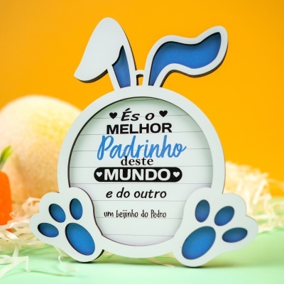 Placa decorativa em forma de coelho branco e azul com texto em português sobre padrinho