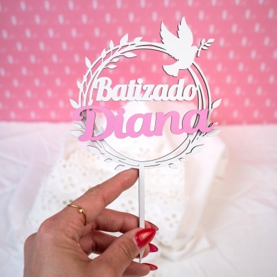 Topo de bolo com texto Batizado Diana e pomba branca em fundo rosa