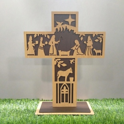 Cruz decorativa de madeira com recortes do presépio