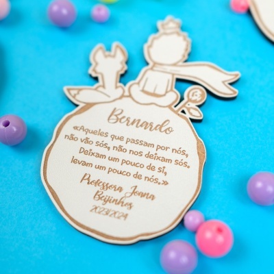 Cartão decorativo de papel com desenho de príncipe e raposa com texto em português sobre fundo azul