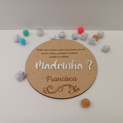 Placa redonda em cortiça com texto para madrinha e pompons coloridos